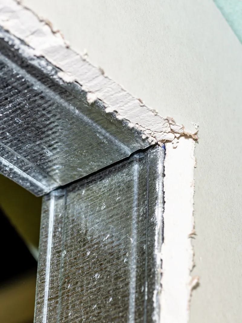 The cut corner of green board fixed to an aluminium frame